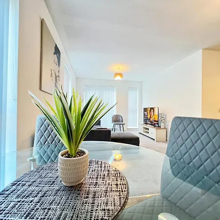Spacious 2 Bedroom Groundfloor City Apartment-2