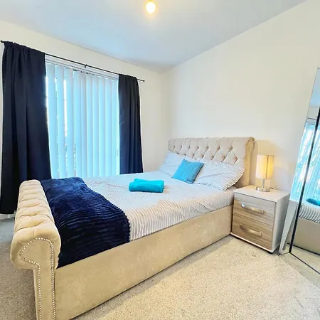 Spacious 2 Bedroom Groundfloor City Apartment-3
