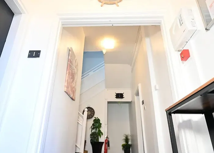 Spacious Studio Near Christie Hospital